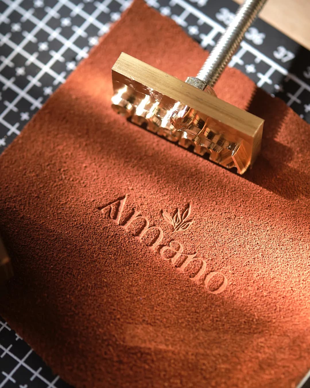 Detalle de marca en cuero